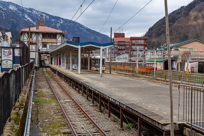 富山地方鉄道の宇奈月温泉駅を黒部峡谷鉄道駅側から眺める