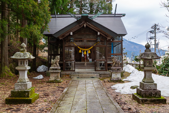 宇奈月市街地を見下ろす高台に鎮座する宇奈月神社