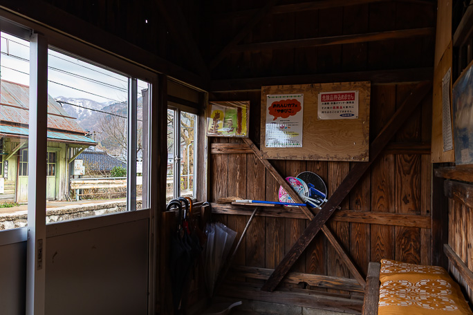 上り線ホームの上屋はこじんまりとした造り
