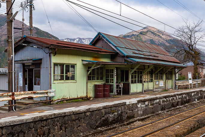 古びてはいるがいぶし銀の味わいがある内山駅舎