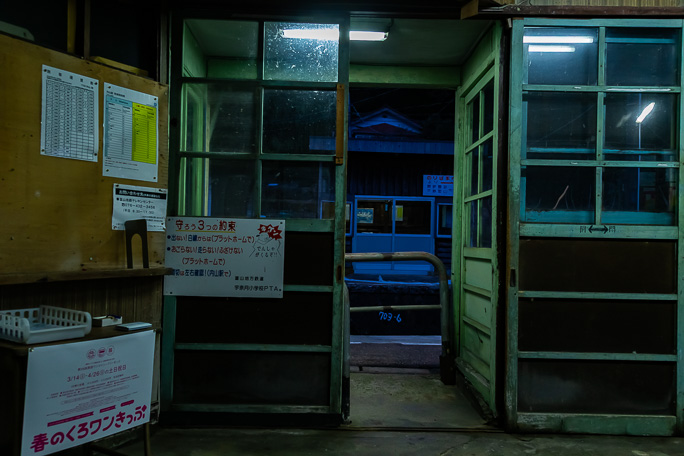 帰宅する人を寡黙に待ち続ける改札口