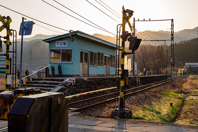 下立駅に電鉄富山駅に向かう普通列車がやってきた