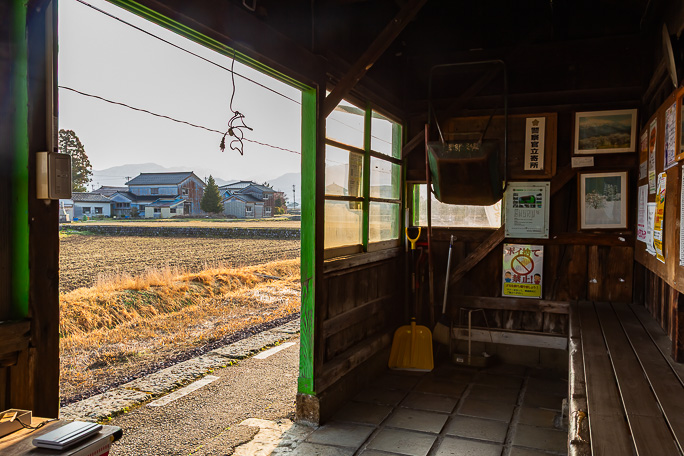 栃屋駅の待合室は1面開放の構造