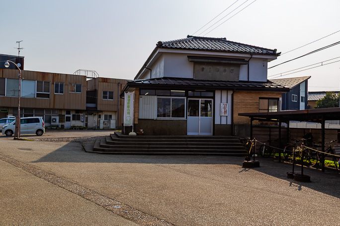 立派な駅舎が一際目を引く東三日市駅