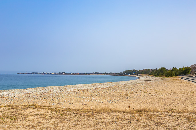 振り返れば、行く方、生地海岸の生地鼻灯台が小さく見えていた