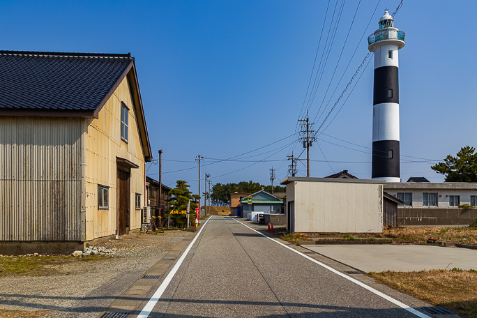 海岸集落の只中に聳え立つ生地鼻灯台