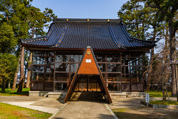 生地集落にある新治神社を参拝