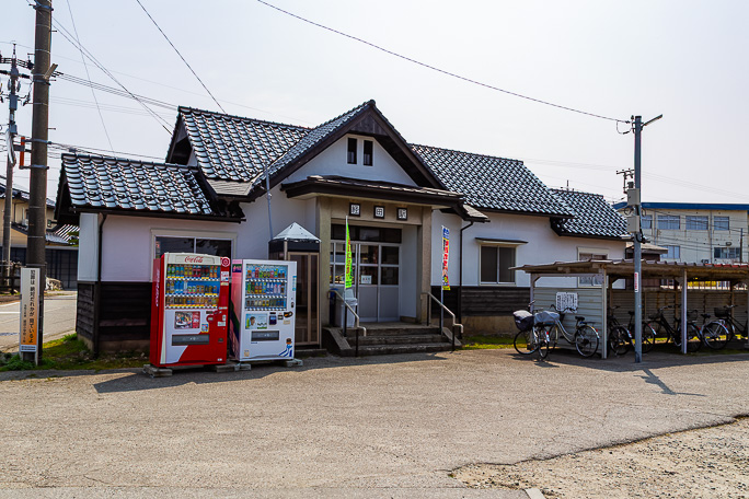 黒部鉄道の石田港駅舎を移築したという経田駅の駅舎