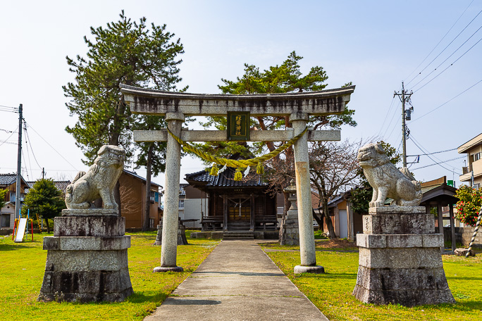 経田駅に隣接する経田神社