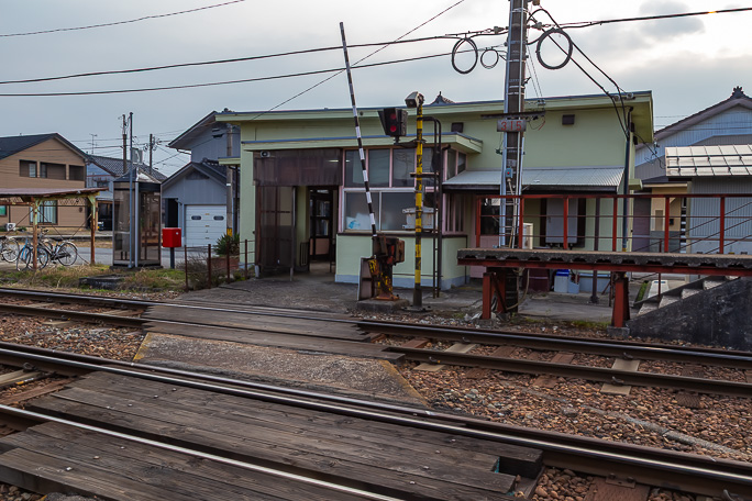 薄緑色の駅舎は1965年7月30日に竣工した新駅舎