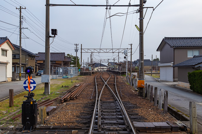 スプリングポイントがローカルムードを醸し出す中加積駅