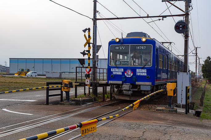 新宮川駅では宇奈月温泉行きの普通列車が出発していくところだった