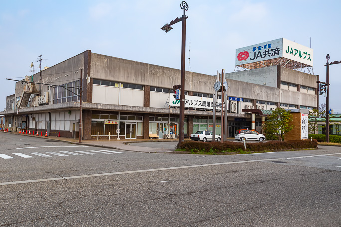 今ではテナントも僅かとなった駅ビルを伴う上市駅