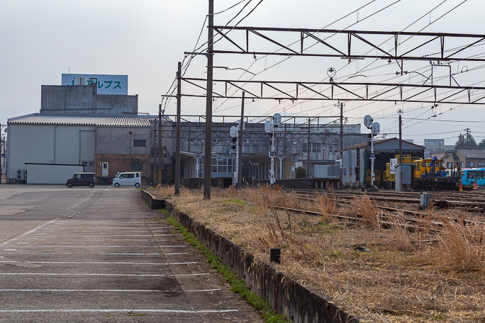 上市駅はスイッチバック構造で頭端式ホームとなっている
