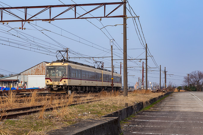 電鉄富山駅に向かう普通列車がやってきた