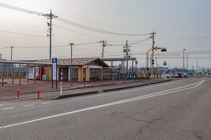 新駅らしく駅周辺の空間もきれいに再整備されていた