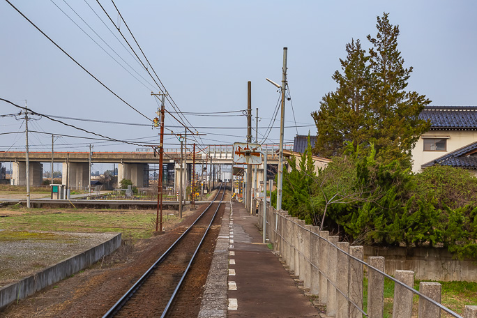 相ノ木駅のすぐ西側には北陸自動車道が間近に線路を跨いでいる
