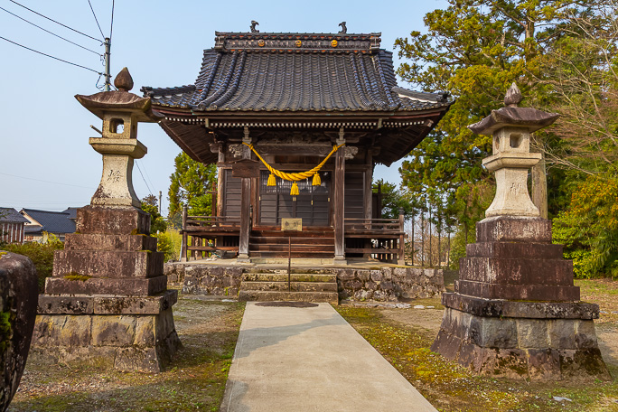 泉集落の中にはかつての村名を留める弓庄郷神社があるので参拝していく