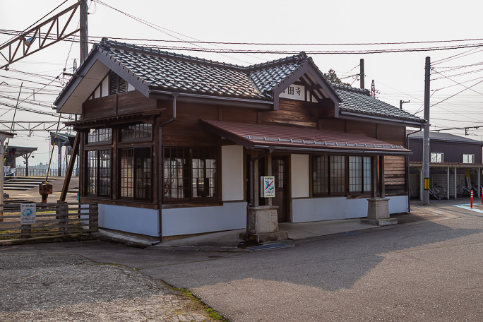 改修は受けているものの創業当時の姿を今に伝える寺田駅舎