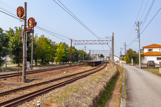 越中荏原駅の島式1面2線のホームと駅舎は住宅地の中にある