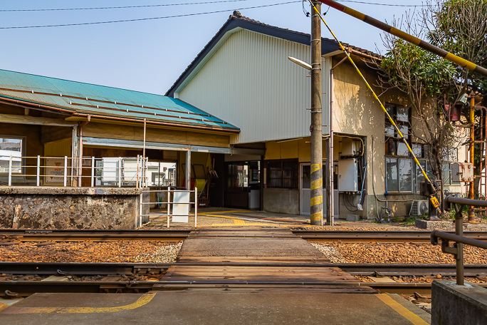 市街地の中にあって趣ある構内踏切が残る東新庄駅