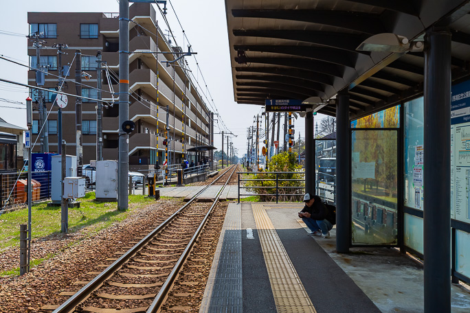 千鳥式2面1線の蓮町駅はマンション下の停留場の趣き