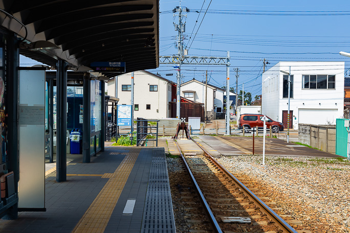 車道に面した車止めで行き止まりとなった岩瀬浜駅