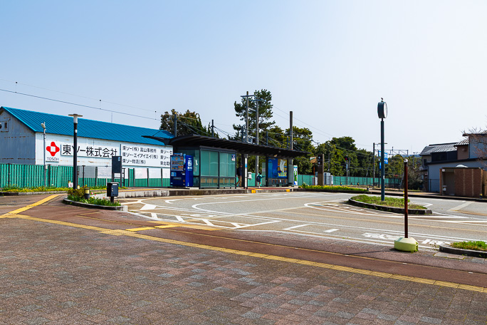 旧駅舎は撤去され簡易な待合所のみとなった岩瀬浜駅