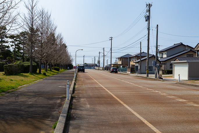 かつて伸びていた岩瀬港までの線路跡は車道や宅地に転用されている