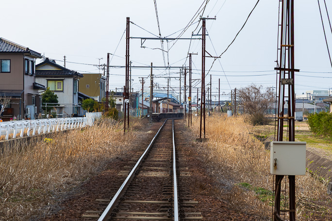 立山鉄道時代の路盤は今の西滑川駅手前から右手に分岐する草叢と灌木の辺りと思われる