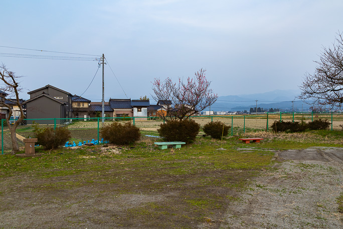 弓庄駅跡は辻公園の奥の田圃辺り