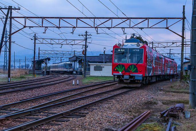 電鉄富山行きと立山行きの普通列車の行き違いを眺める