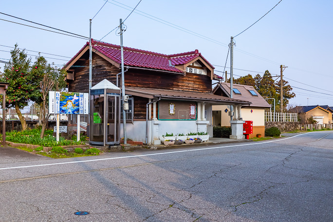 釜ヶ淵駅の駅舎は1960年7月25日に改築されているが小綺麗な佇まいで心地よい