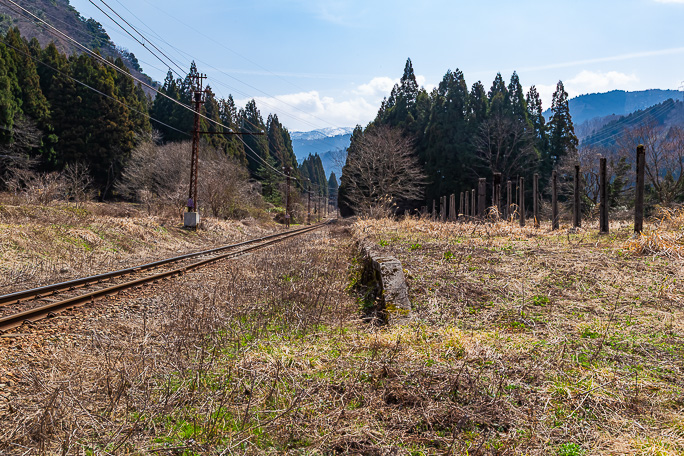 ホーム側には何らかの施設遺構が残っていた