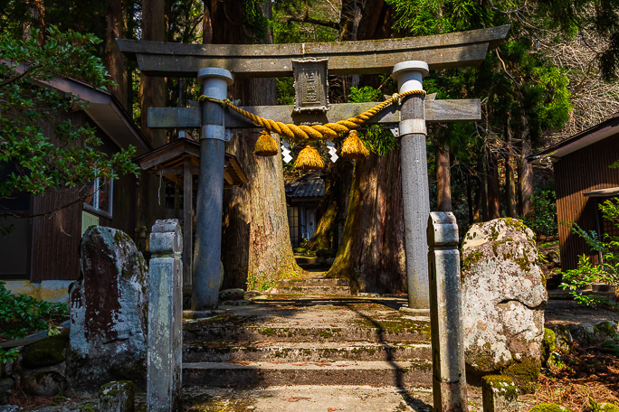 千垣集落にある白山社に立ち寄って参拝していく