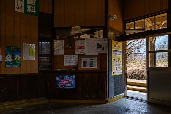 有人時代の面影を留めた千垣駅舎の待合室