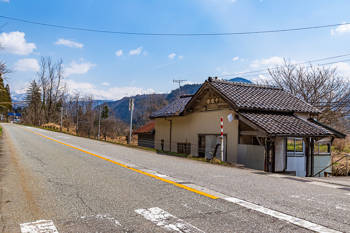 駅舎は旧勾配の県道6号富山立山公園線の脇に建てられている