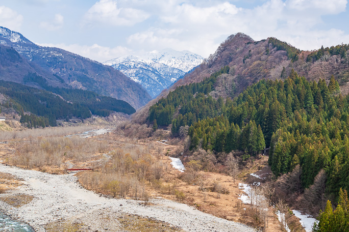 探索を終えて立山大橋の上から立山線を見下ろす