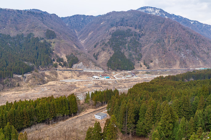 県道43号富山上滝立山線から見下ろす粟巣野駅跡
