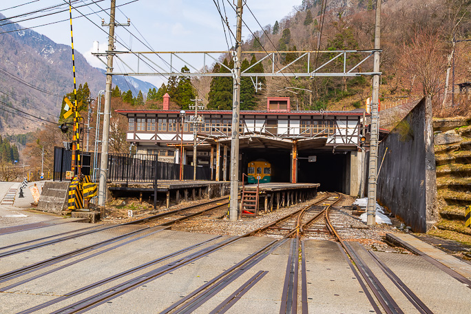 駅前の踏切から眺める立山駅構内