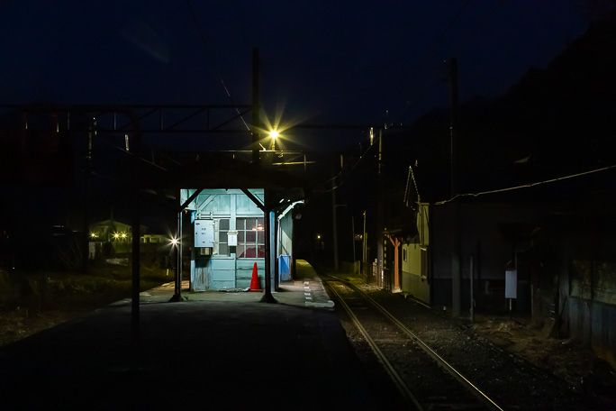人の出入りはなくひっそりと静まり返る有峰口駅の夜