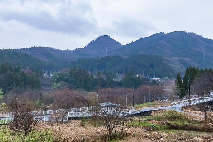 岡田集落付近から眺める尖山