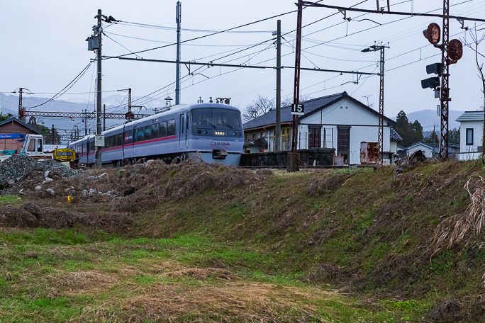 上滝線ホームにはキャニオンエクスプレス車両の電鉄富山行きが停車していた