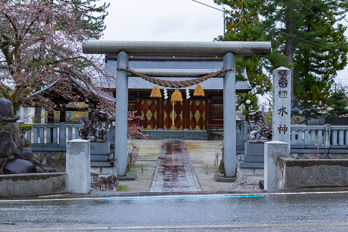 大川寺駅前にある常西水神社に参拝していく