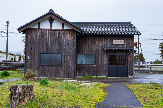 外壁などは補修が入った様子のある月岡駅舎
