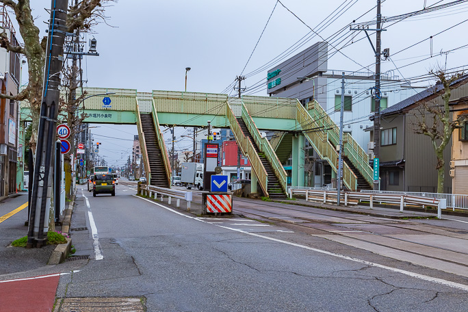 堀川小泉停留場は上下の乗降場が跨線橋で繋がった独特の構造