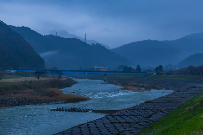 雨に煙る庄川峡を遠望しながら堤防上を淡々と走り続ける