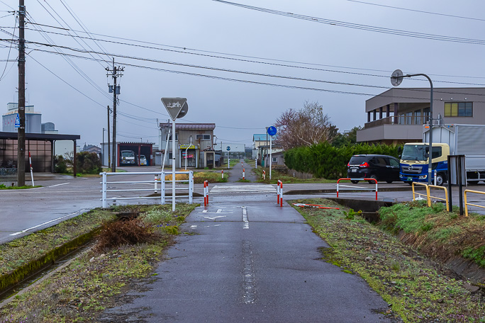 車道を渡った先の空間が焼野駅跡