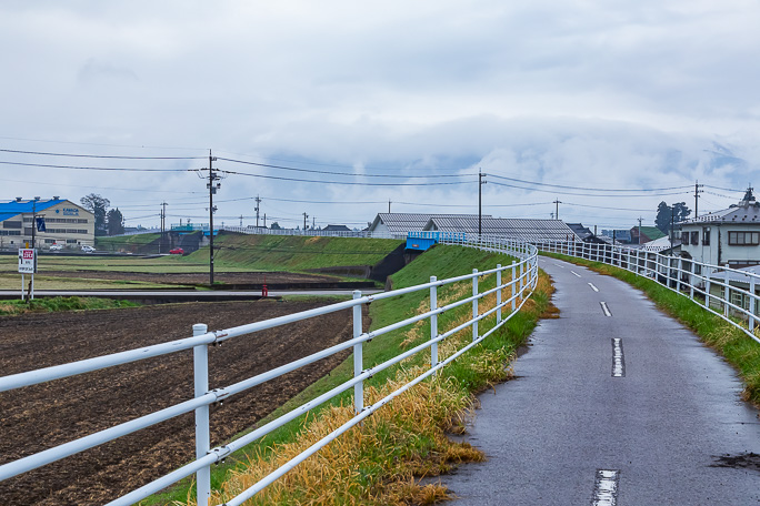 福野駅跡を出るとJR城端線を越える築堤と跨線橋が大きなスケールで残っていた