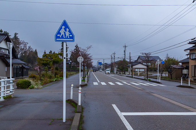車道と住宅地や保育施設の敷地に取り込まれて跡形もない柴田屋駅跡